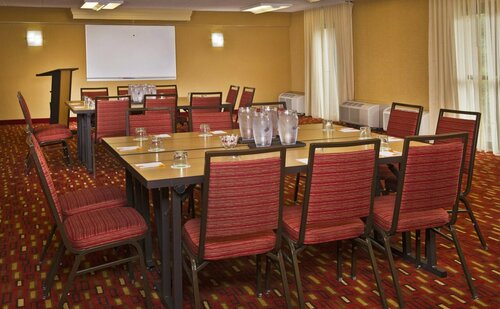 Гостиница Courtyard by Marriott New Carrollton в Нью Карролтон