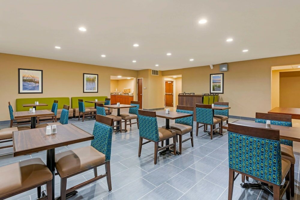 Фото Comfort Inn & Suites