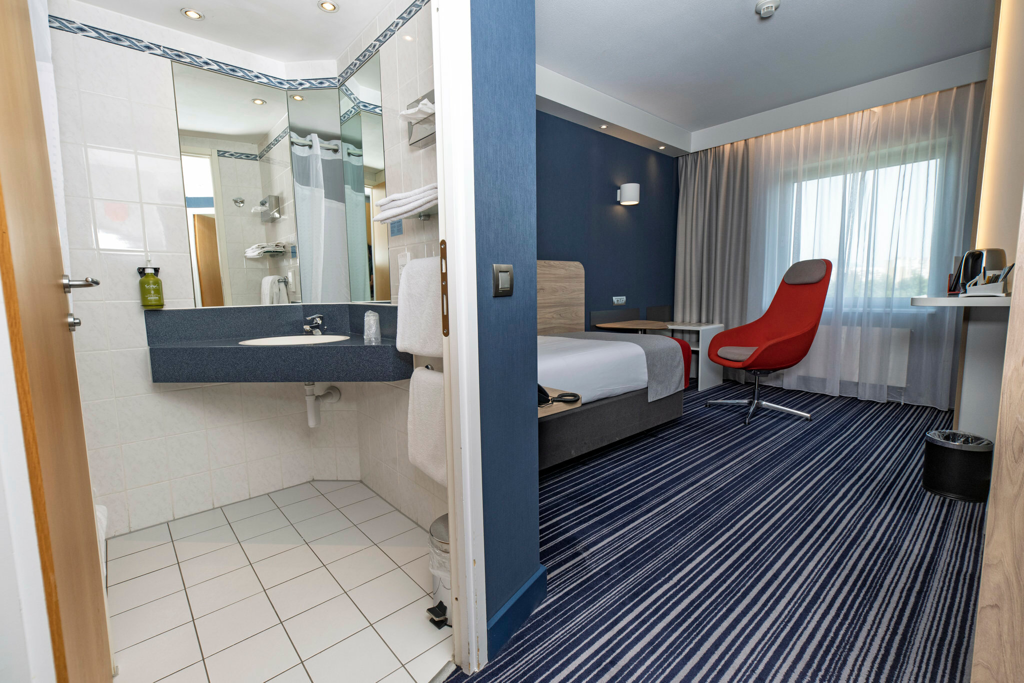 Фото Holiday Inn Express Geneva Airport by IHG