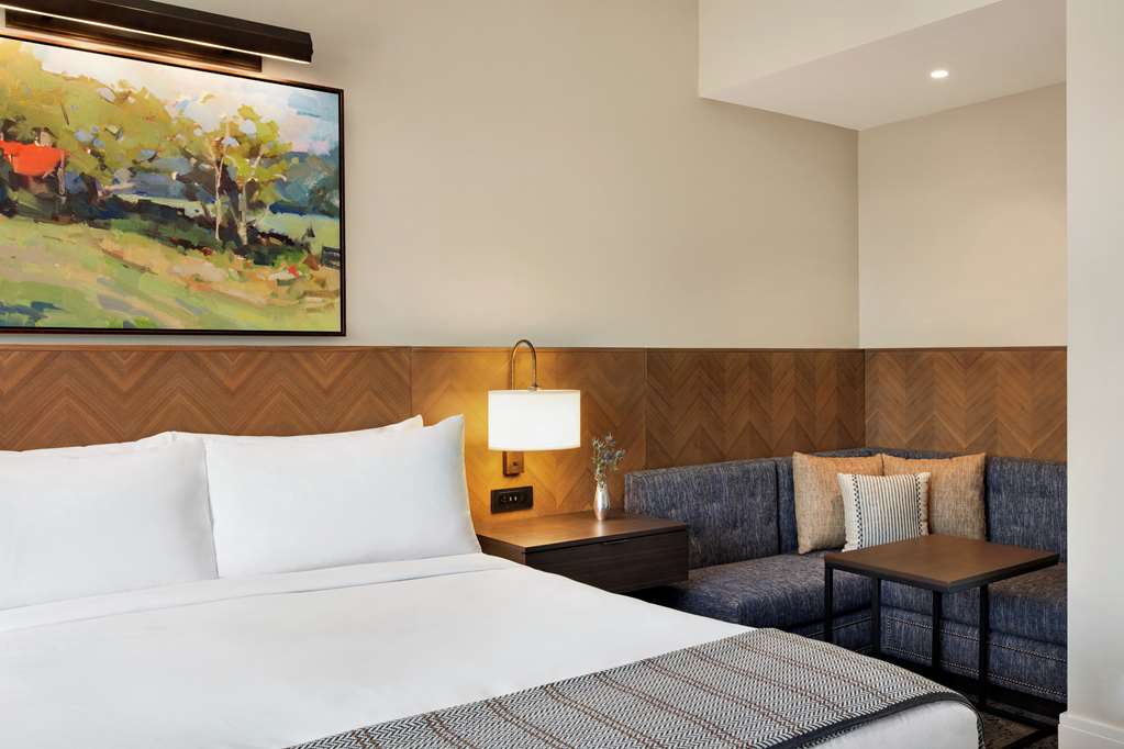 Фото The Harpeth Franklin Downtown, Curio Collection by Hilton