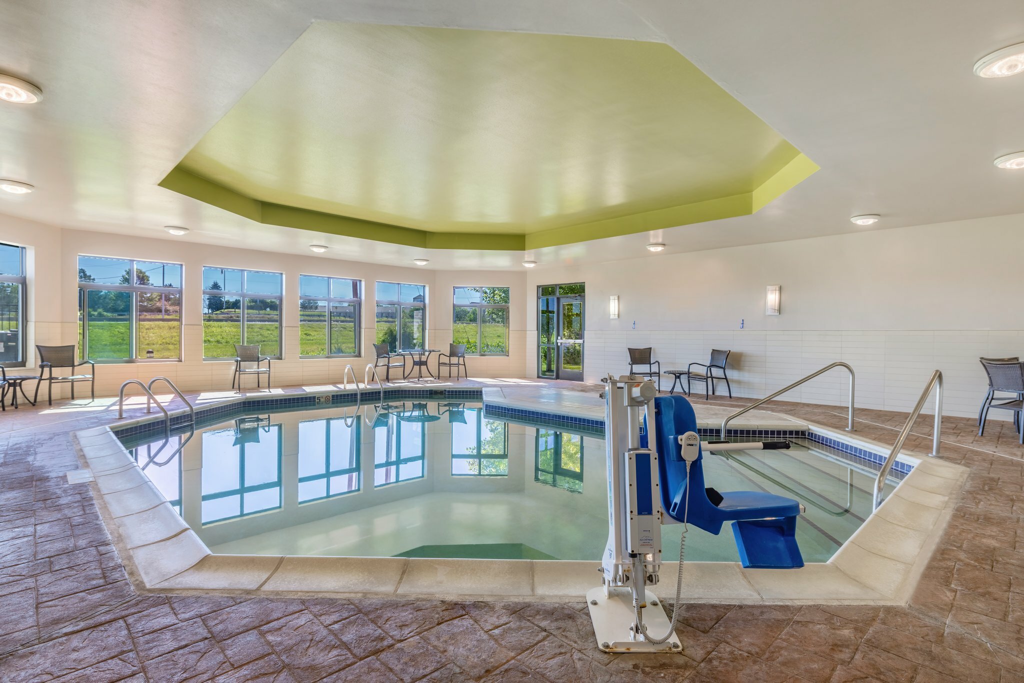 Фото Holiday Inn Express and Suites Kansas City Airport, an Ihg Hotel