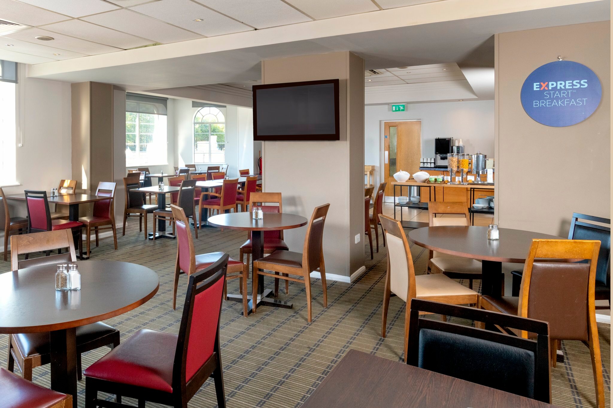 Фото Holiday Inn Express London Chingford