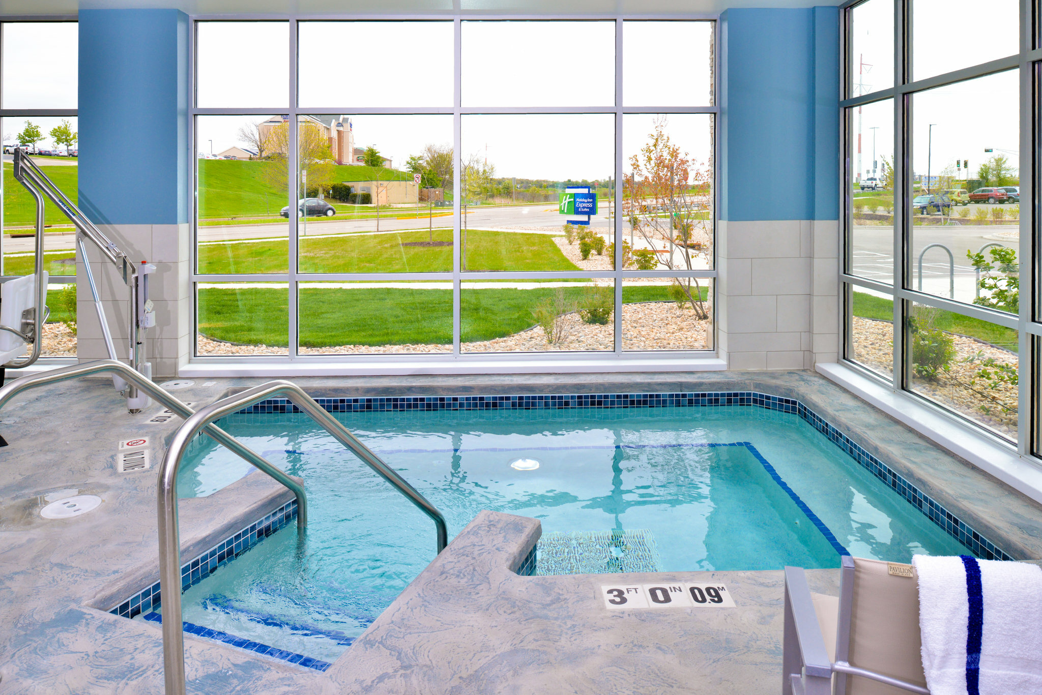 Фото Holiday Inn Express & Suites Madison, an Ihg Hotel