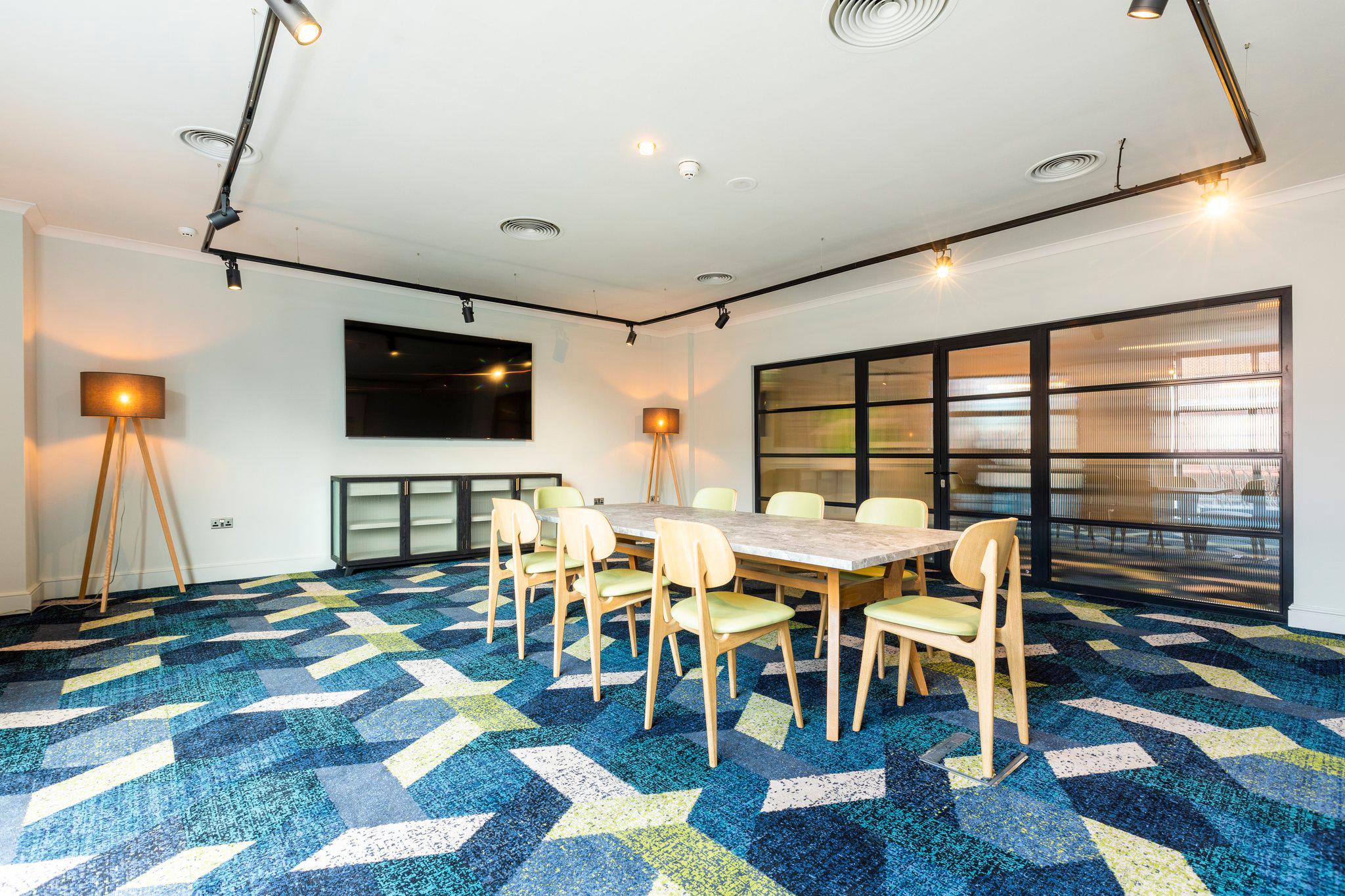 Фото Holiday Inn London - Sutton, an Ihg Hotel