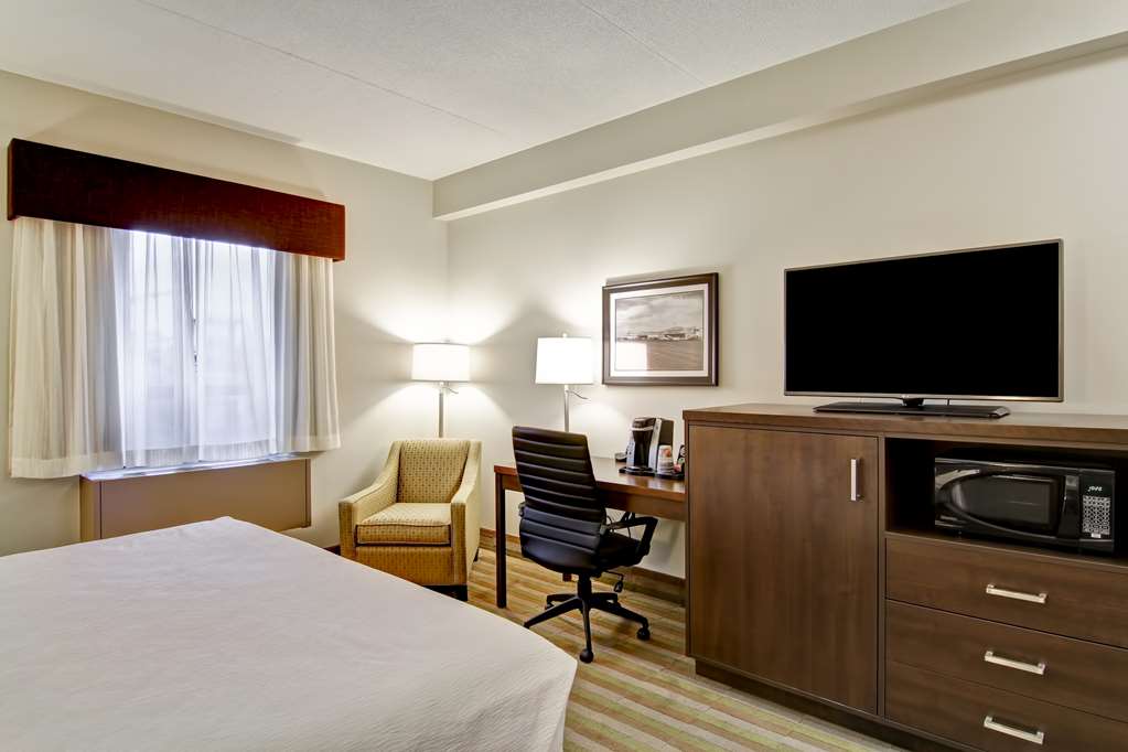 Фото Best Western London Airport Inn & Suites
