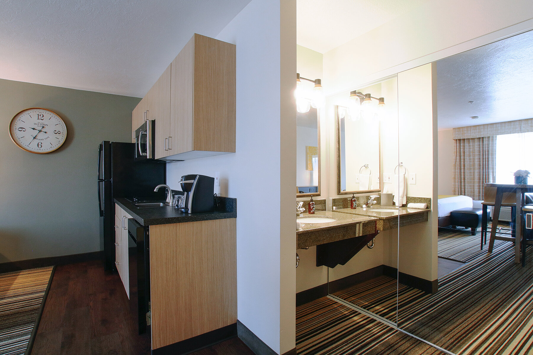 Фото Oxford Suites Spokane Valley