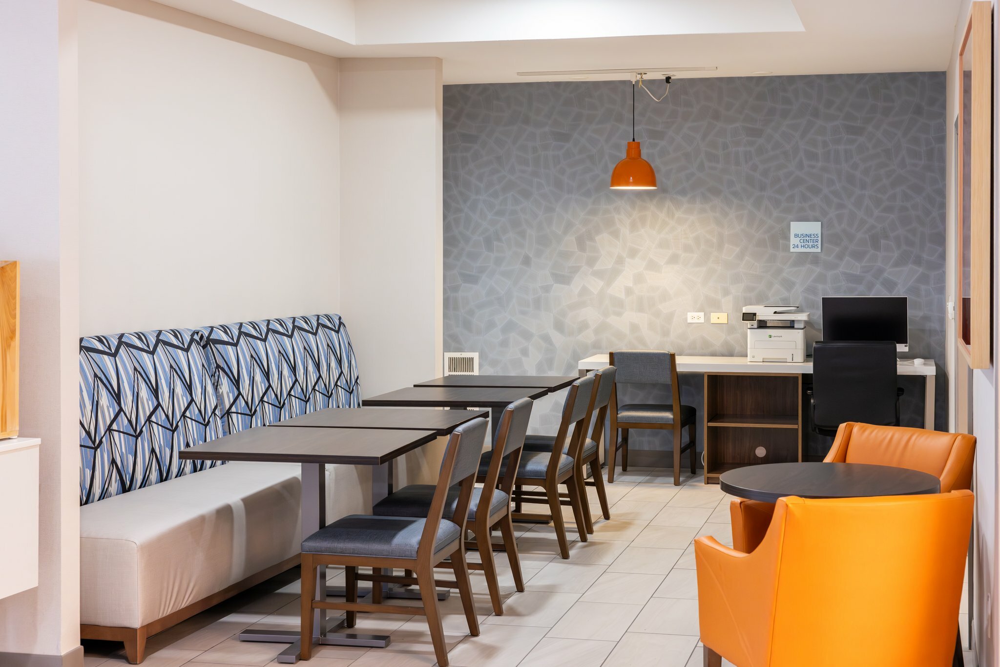 Фото Holiday Inn Express & Suites Wichita Airport, an Ihg Hotel