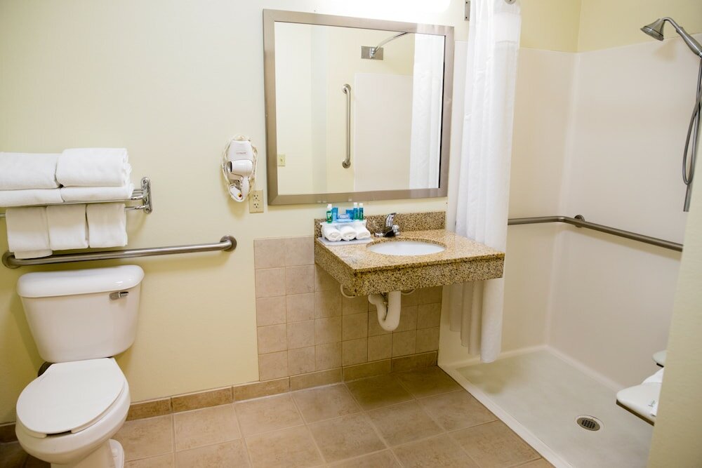 Фото Holiday Inn Express Hotel & Suites Chanhassen, an Ihg Hotel