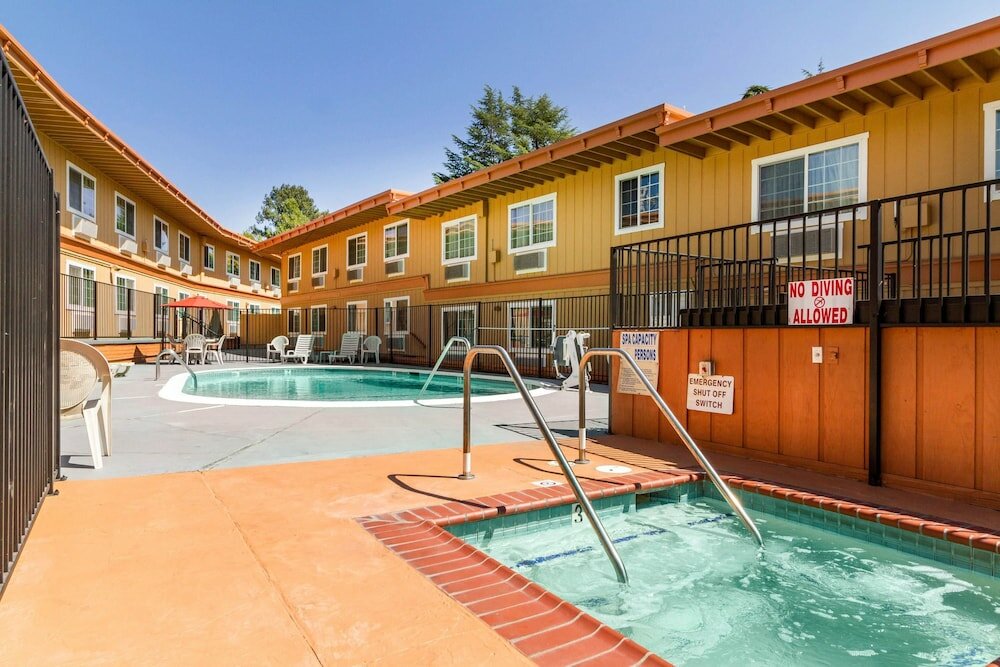 Фото Auburn House Hotel