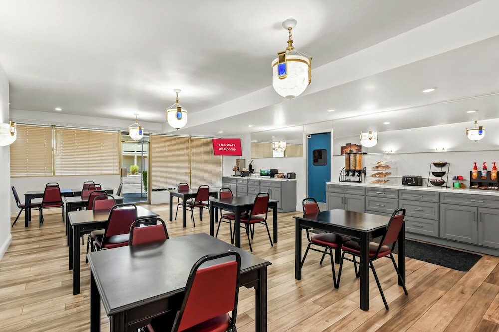 Фото Bonanza Inn & Suites
