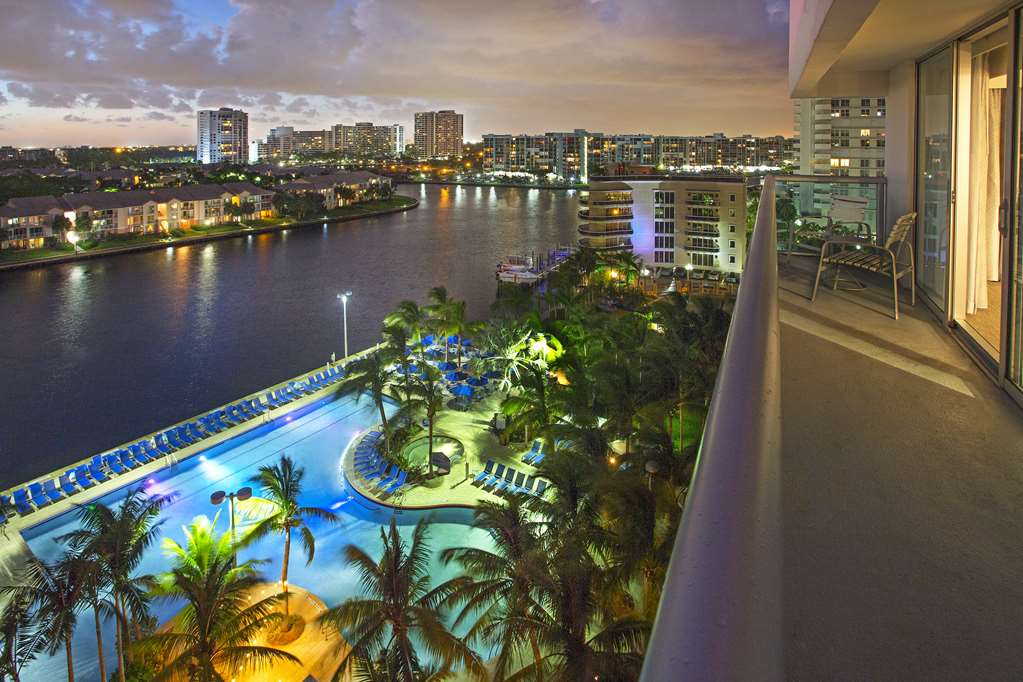 Фото DoubleTree Resort by Hilton Hollywood Beach
