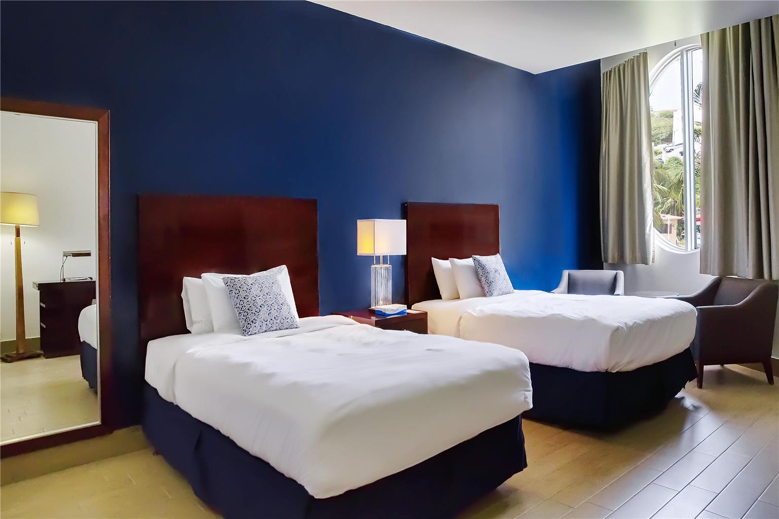 Фото Commodore Suites