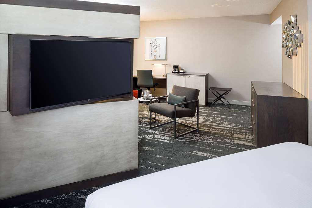 Фото Doubletree by Hilton Boston Logan Airport Chelsea