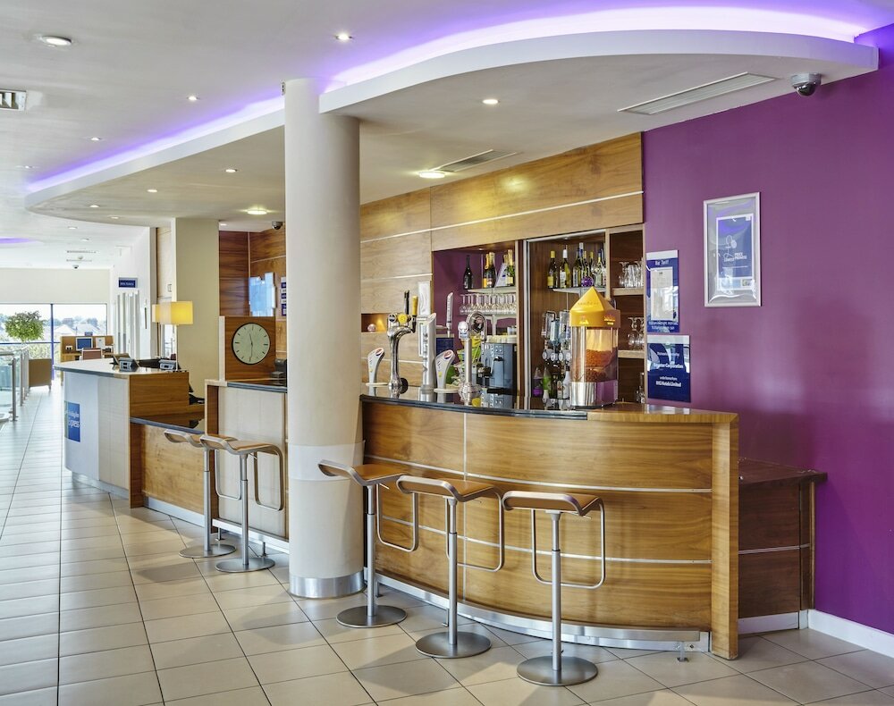 Фото Holiday Inn Express London - Newbury Park, an Ihg Hotel