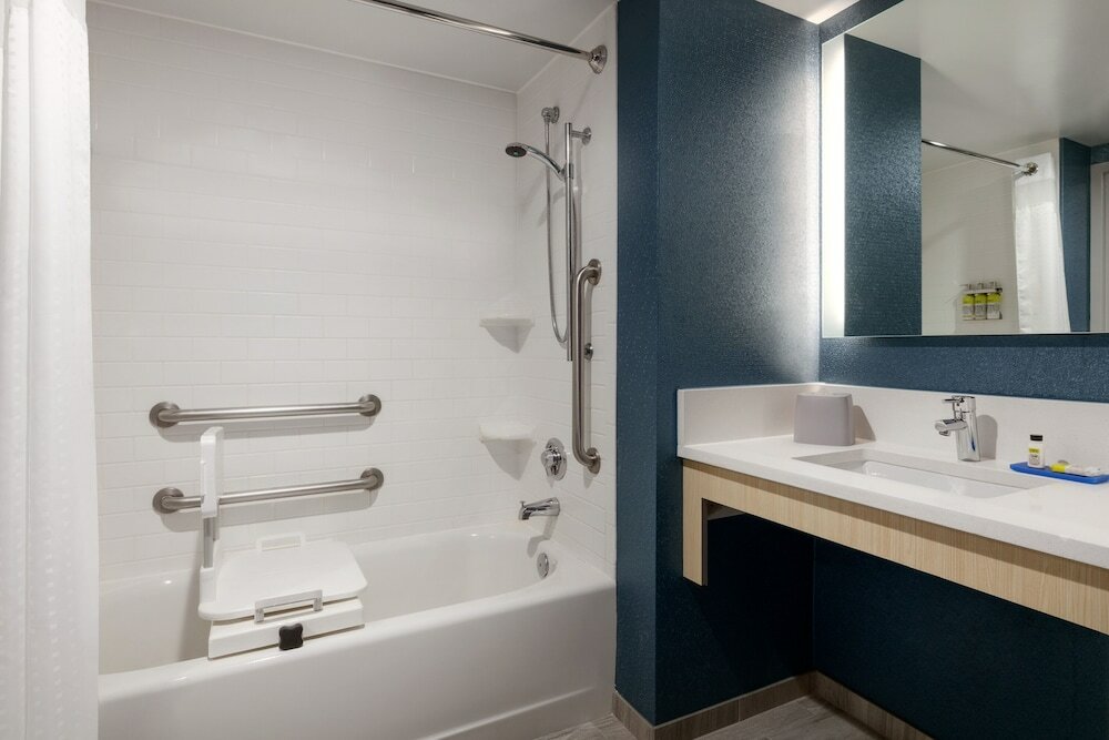 Фото Holiday Inn Express Hotel & Suites Norfolk Airport