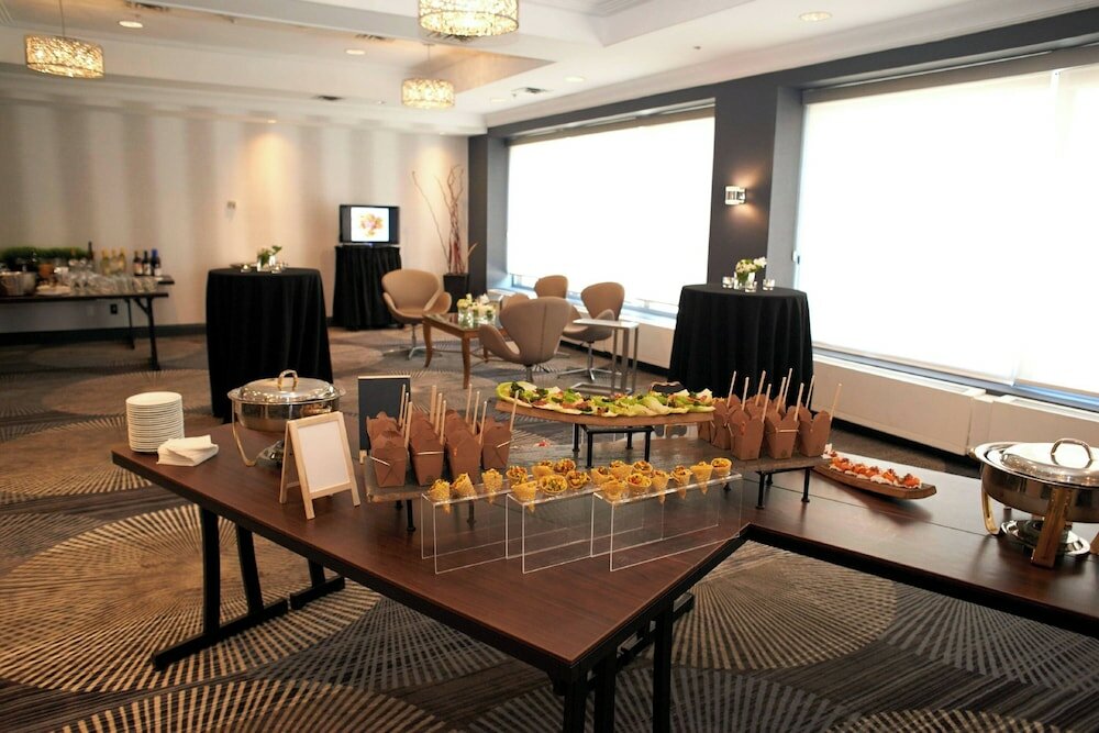 Фото Courtyard by Marriott Toronto Downtown