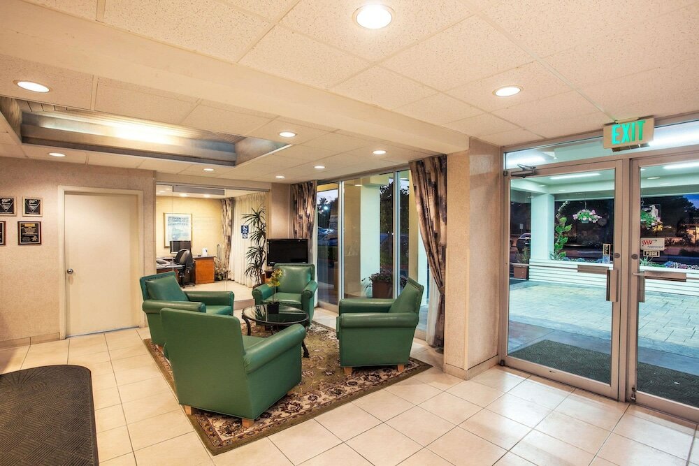 Фото Travelodge by Wyndham Monterey Bay