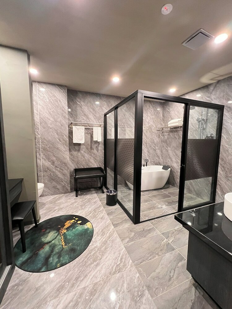 Фото Bedrock Hotel