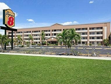 Гостиница Super 8 by Wyndham Fort Myers в Форте Майерсе