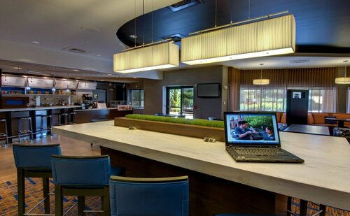 Гостиница Courtyard Madison East в Сан Прейри