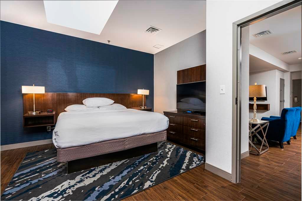 Фото Embassy Suites Indianapolis Downtown