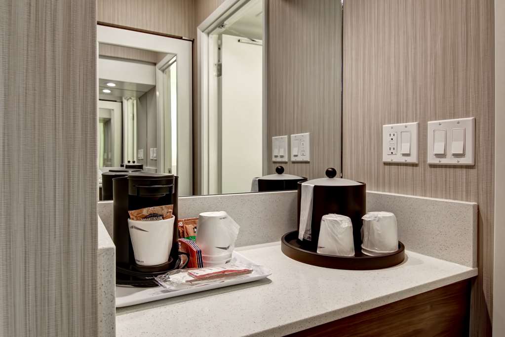 Фото Hampton Inn & Suites by Hilton Calgary Airport
