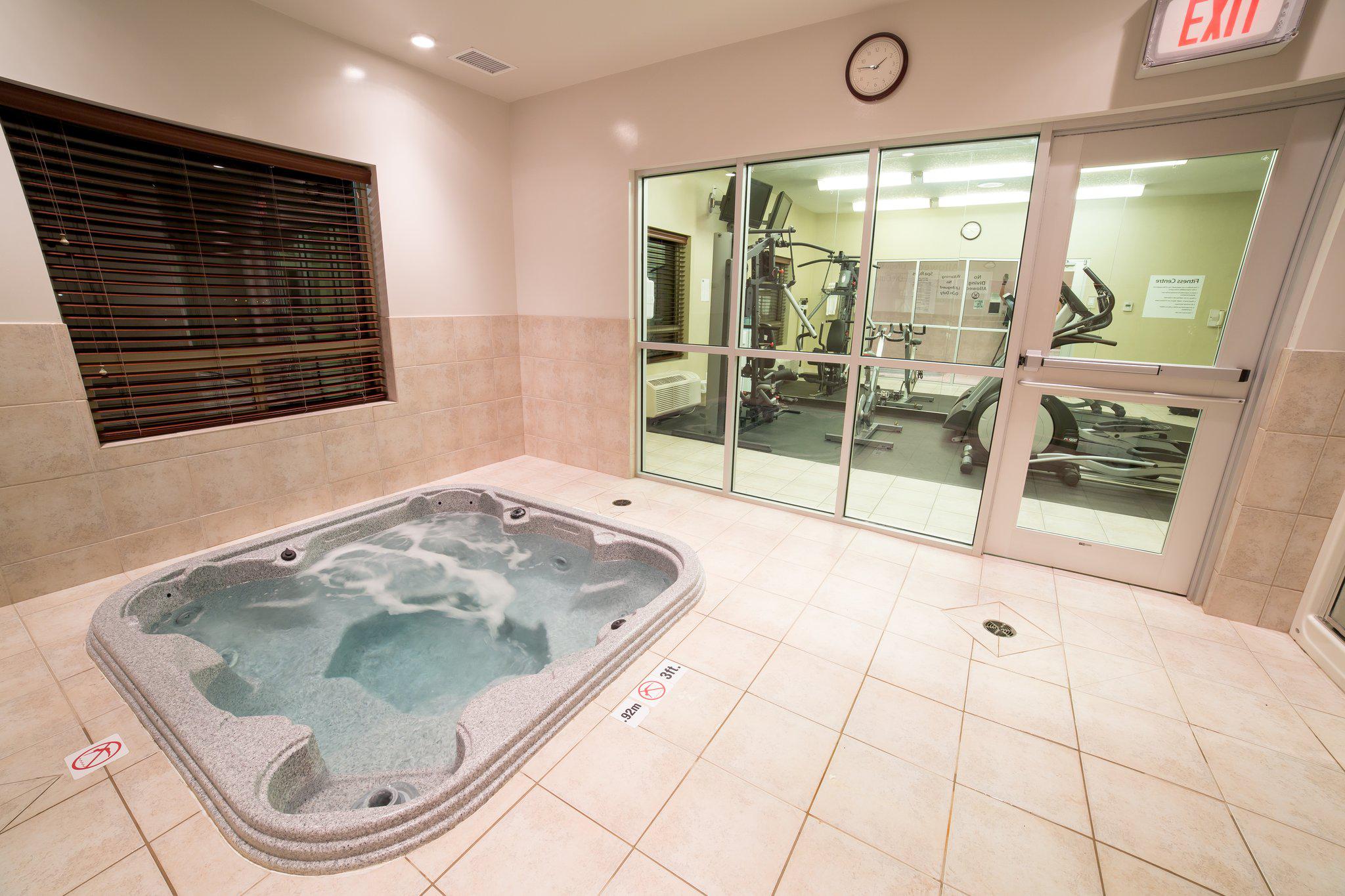 Фото Holiday Inn Express & Suites Drayton Valley