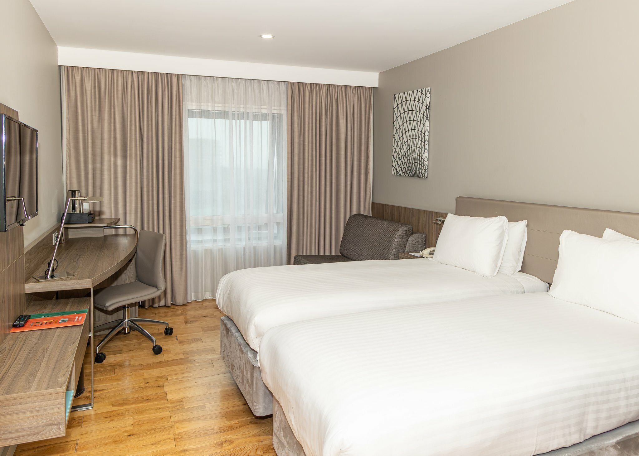 Фото Holiday Inn London - West, an Ihg Hotel
