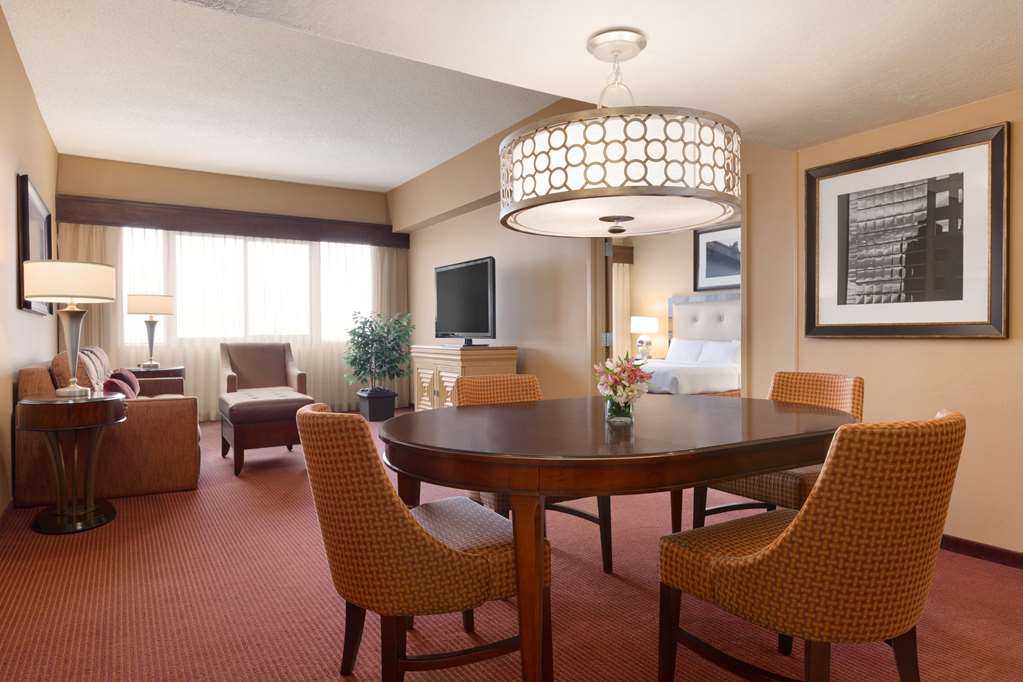 Фото Embassy Suites Hotel Kansas City - International Airport