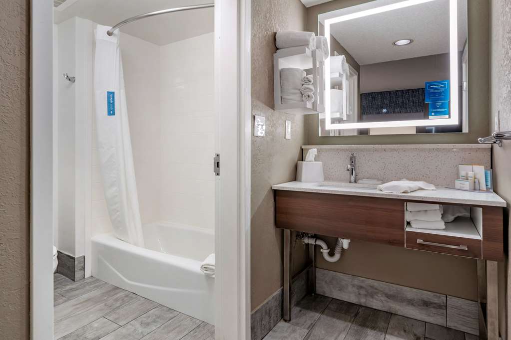 Фото Hampton Inn & Suites Louisville East