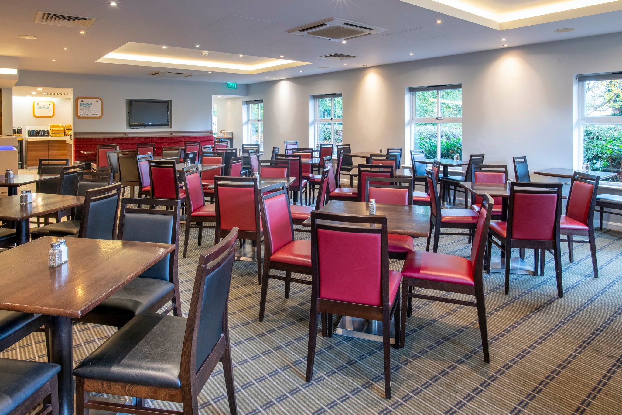 Фото Holiday Inn Express Birmingham - Oldbury, an Ihg Hotel