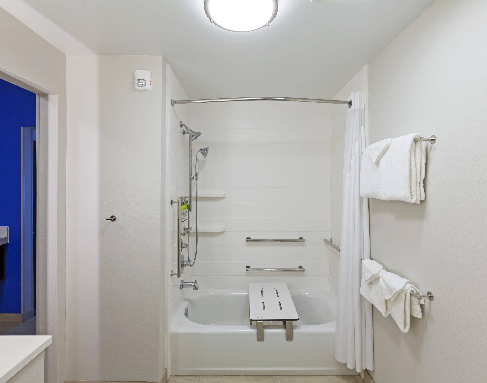 Фото Holiday Inn Express & Suites Tulsa South - Woodland Hills, an Ihg Hotel