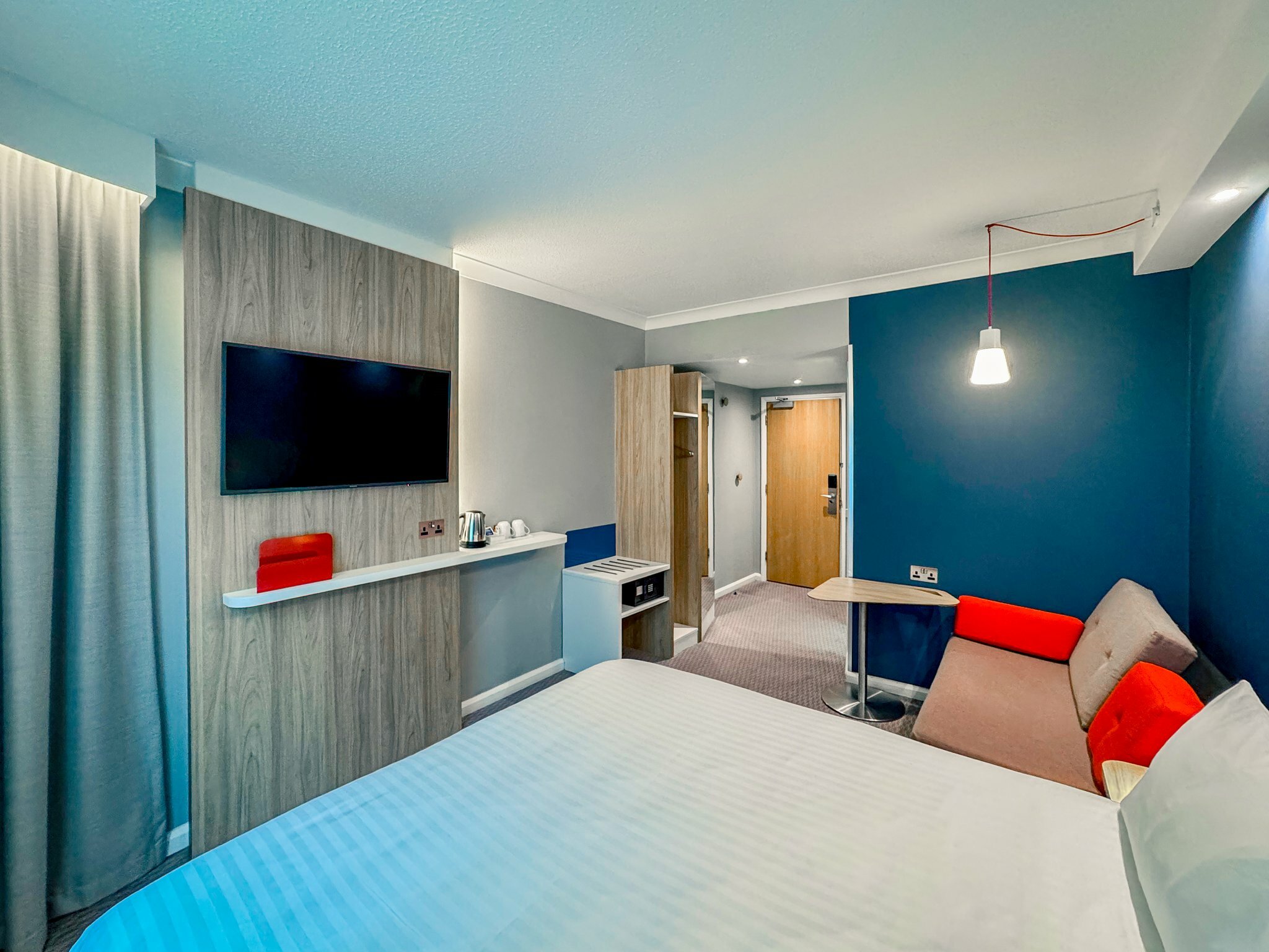 Фото Holiday Inn Express London - Stratford, an Ihg Hotel