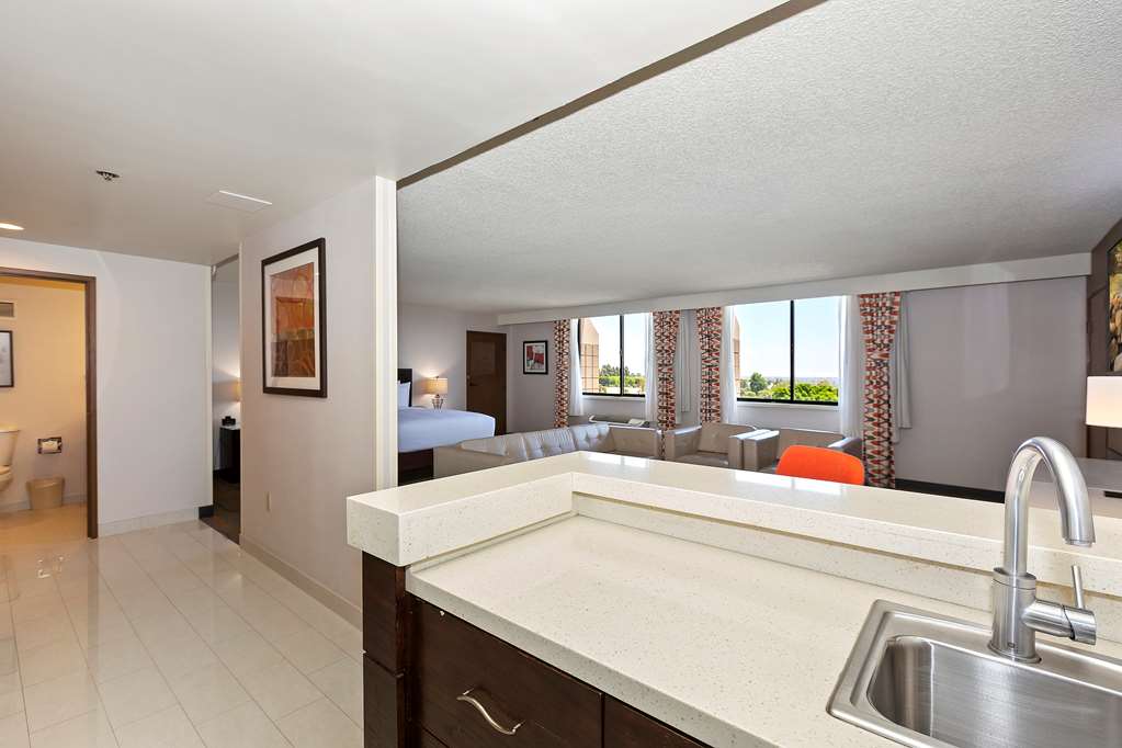 Фото Doubletree by Hilton Whittier Los Angeles
