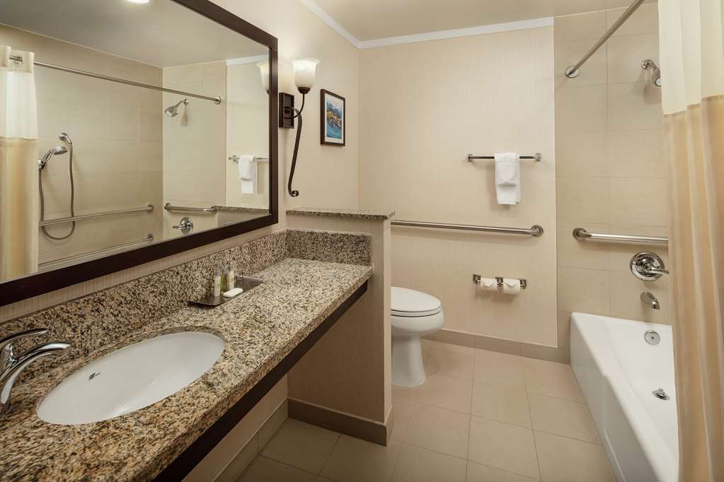 Фото DoubleTree by Hilton Claremont