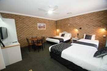 Гостиница Hamilton's Henry Parkes Motor Inn, Parkes в Парксе