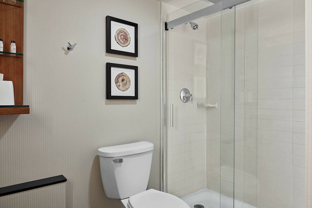 Фото Delta Hotels by Marriott Milwaukee Northwest