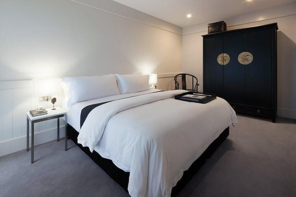Фото Burbury Hotel & Apartments