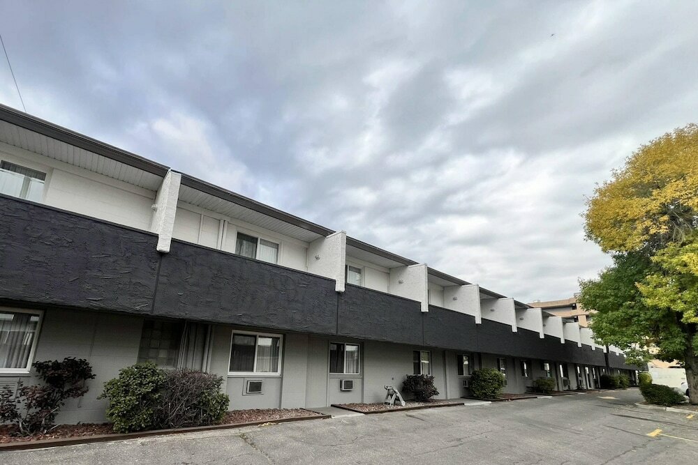 Фото Econo Lodge Motel Village