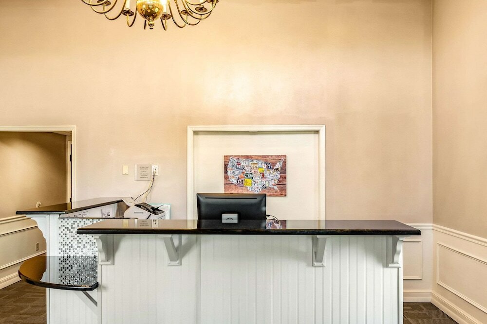 Фото Econo Lodge Inn & Suites Radford-Blacksburg Area