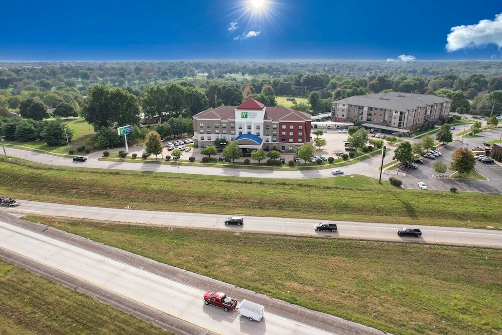Фото Holiday Inn Express and Suites Springfield Medical District, an Ihg Hotel