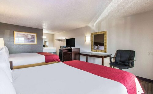 Гостиница Rodeway Inn Near Hall of Fame в Норт Кантон