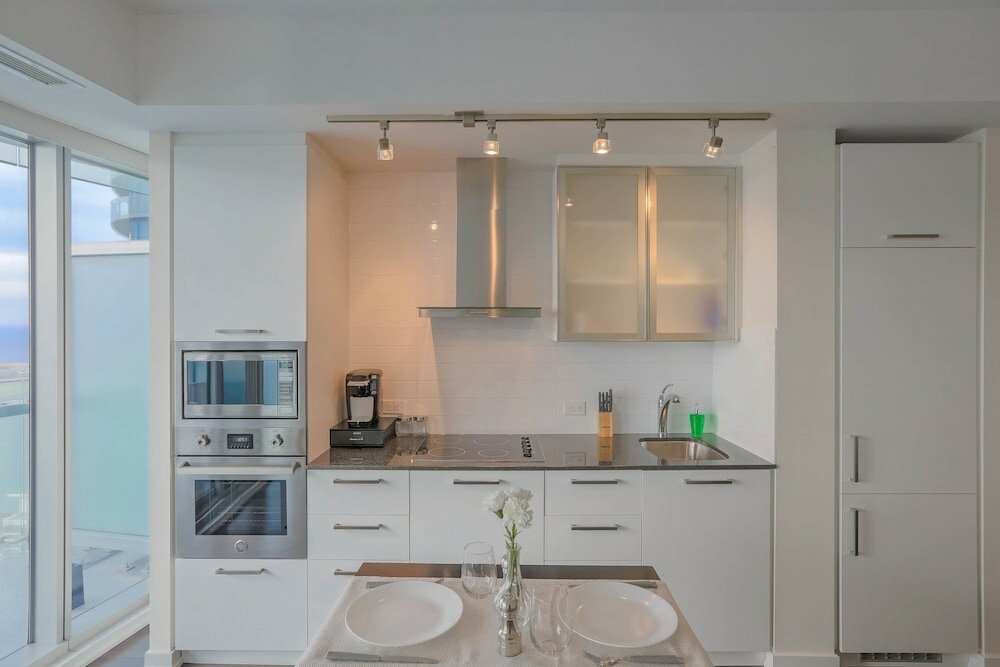 Фото Noel Suites-York St and Lakeshore Blvd