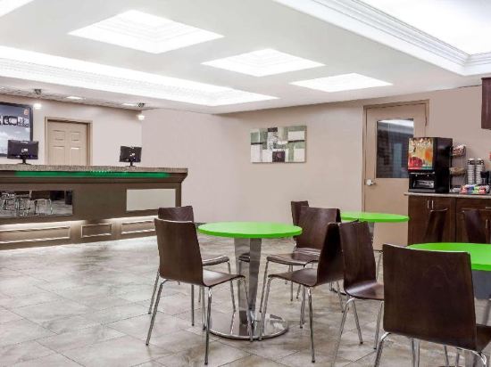 Фото Super 8 by Wyndham Saskatoon Near Saskatoon Airport