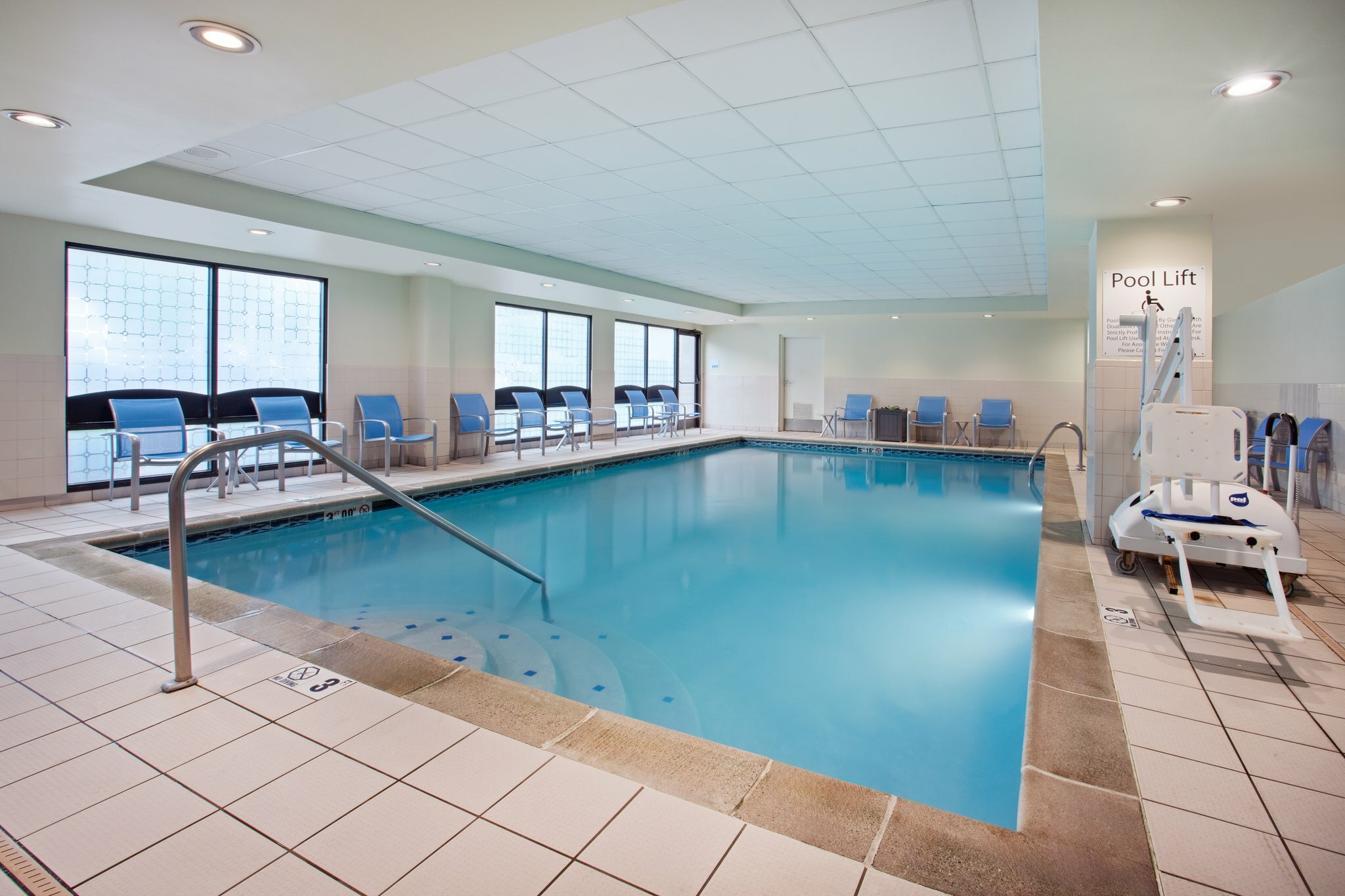 Фото Holiday Inn Express & Suites Cincinnati Riverfront, an Ihg Hotel