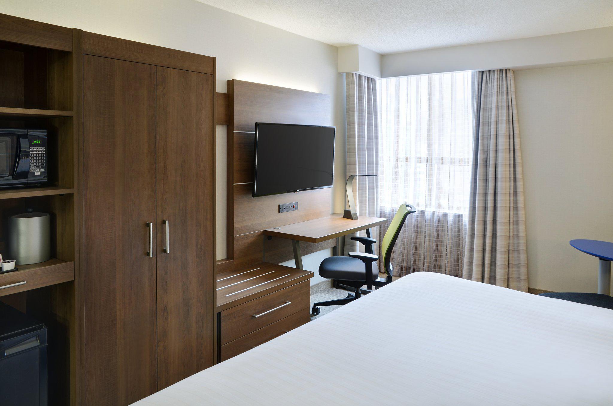 Фото Holiday Inn Express Toronto - Downtown, an Ihg Hotel