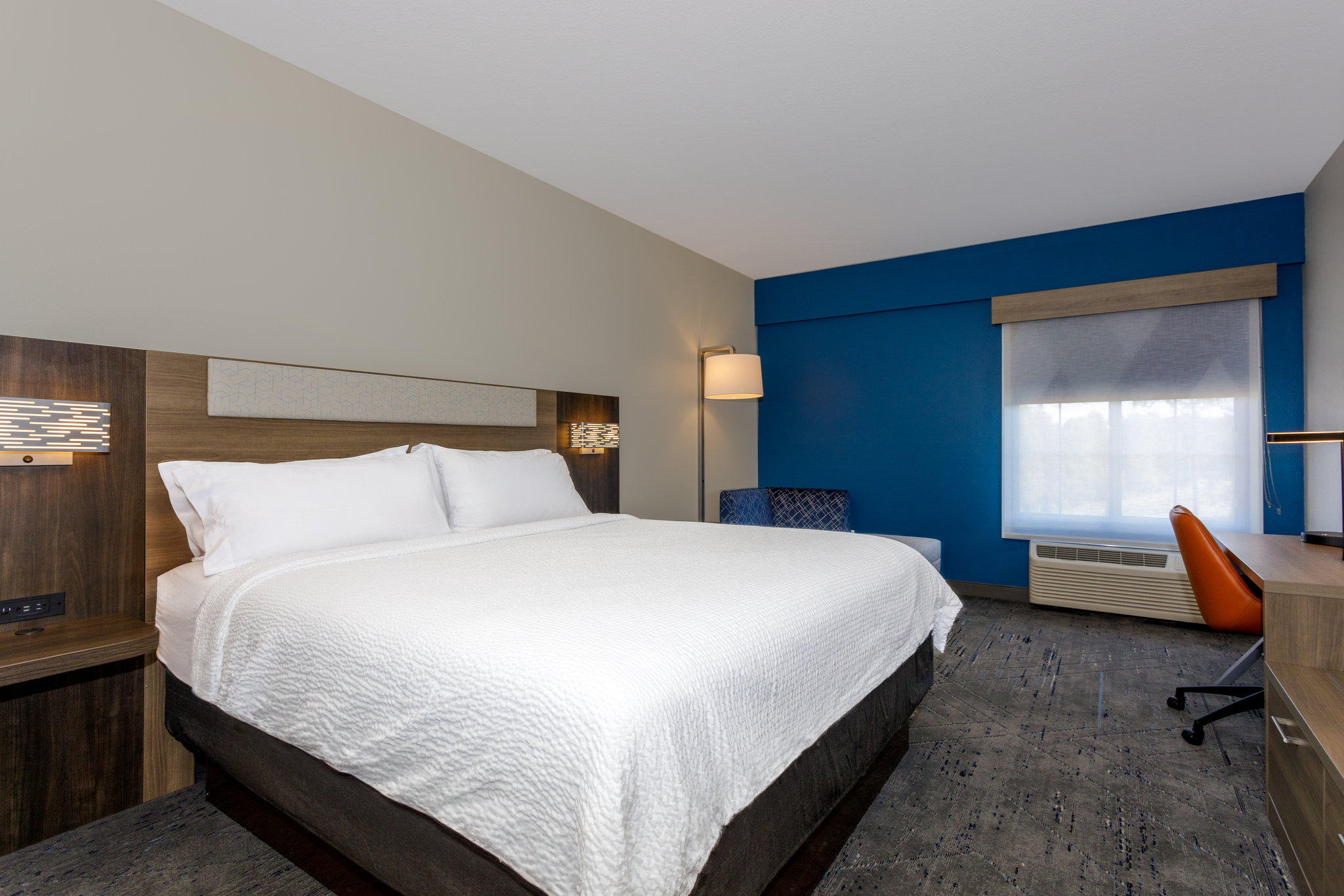 Фото Holiday Inn Express Tampa N I-75 - University Area, an Ihg Hotel