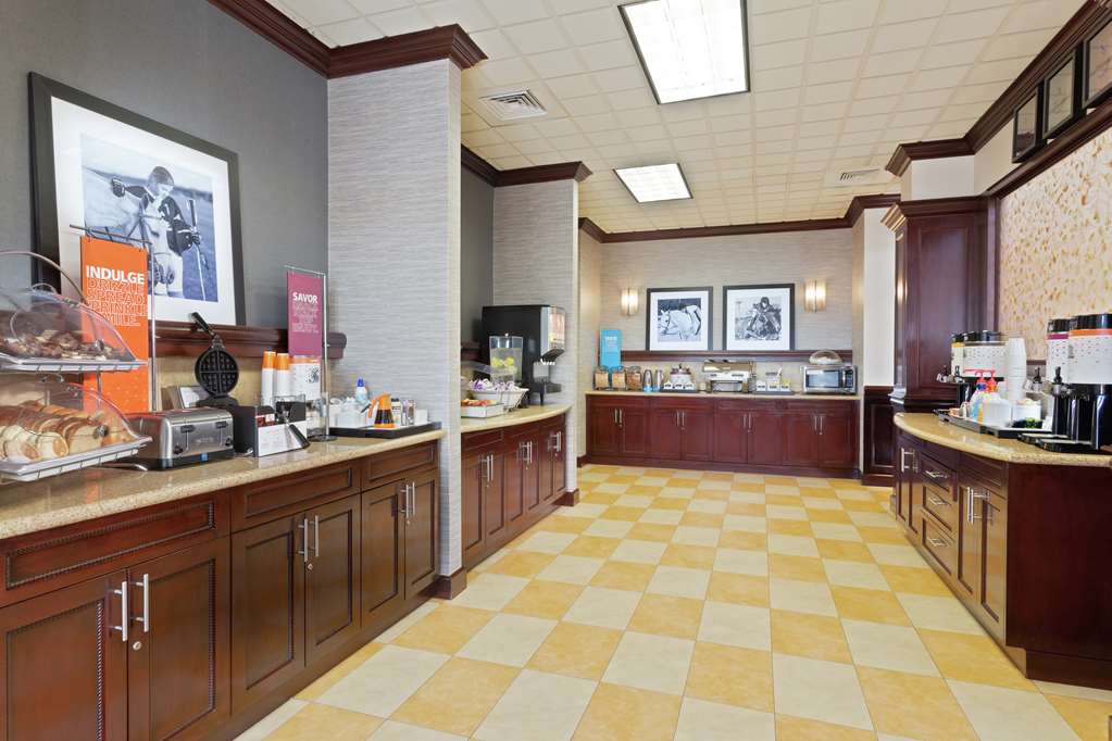 Фото Hampton Inn & Suites Wellington