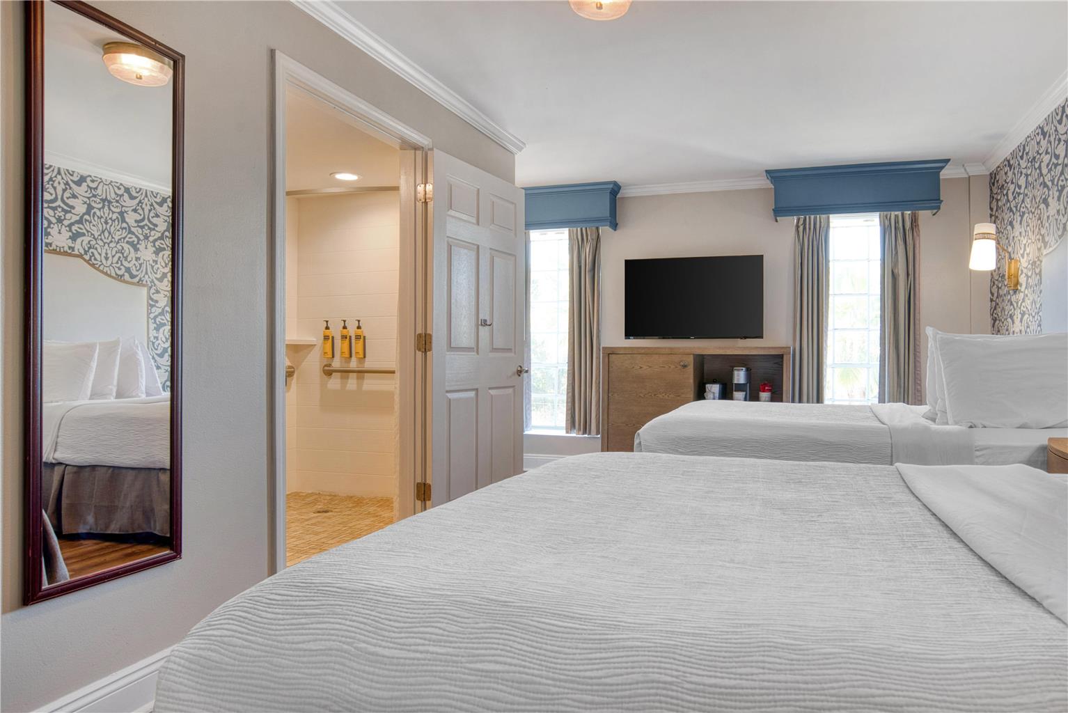 Фото Best Western Plus French Quarter Courtyard Hotel