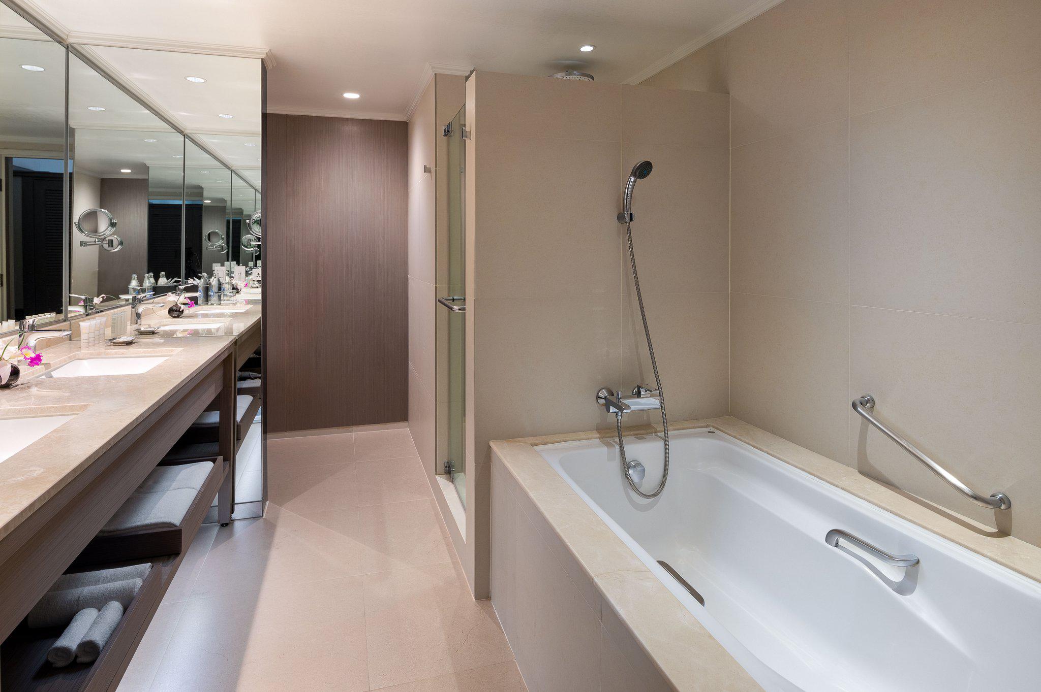 Фото Crowne Plaza Bangkok Lumpini Park, an Ihg Hotel